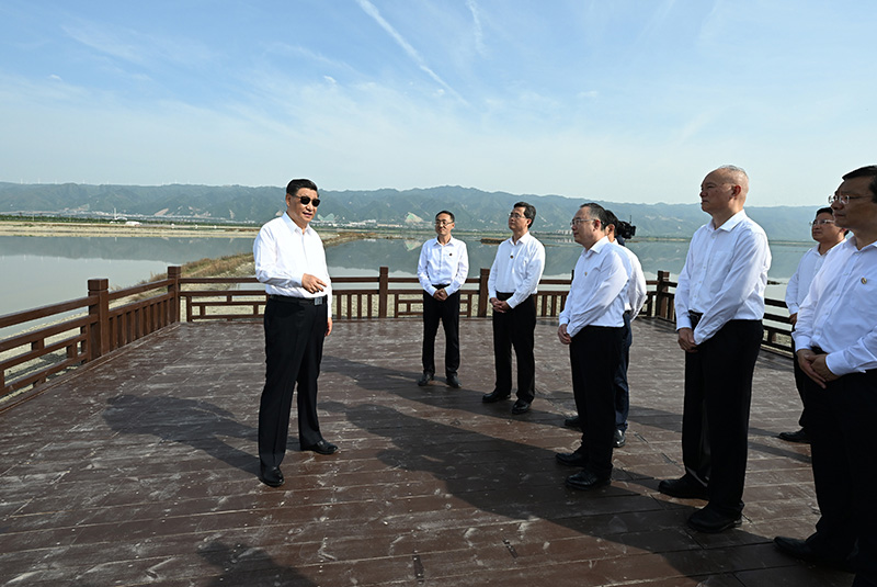 5月16日下午，中共中央总书记、国家主席、中央军委主席习近平在前往陕西西安主持中国－中亚峰会途中，在山西运城盐湖考察。